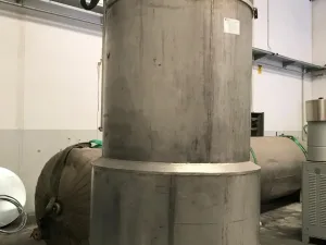 STAINLESS STEEL TANK 2,000 LITERS WITH USED HALF CANE