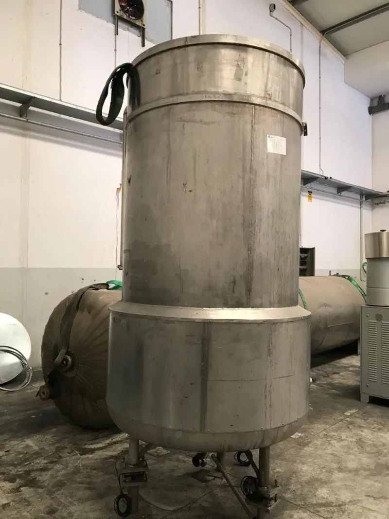 STAINLESS STEEL TANK 2,000 LITERS WITH USED HALF CANE