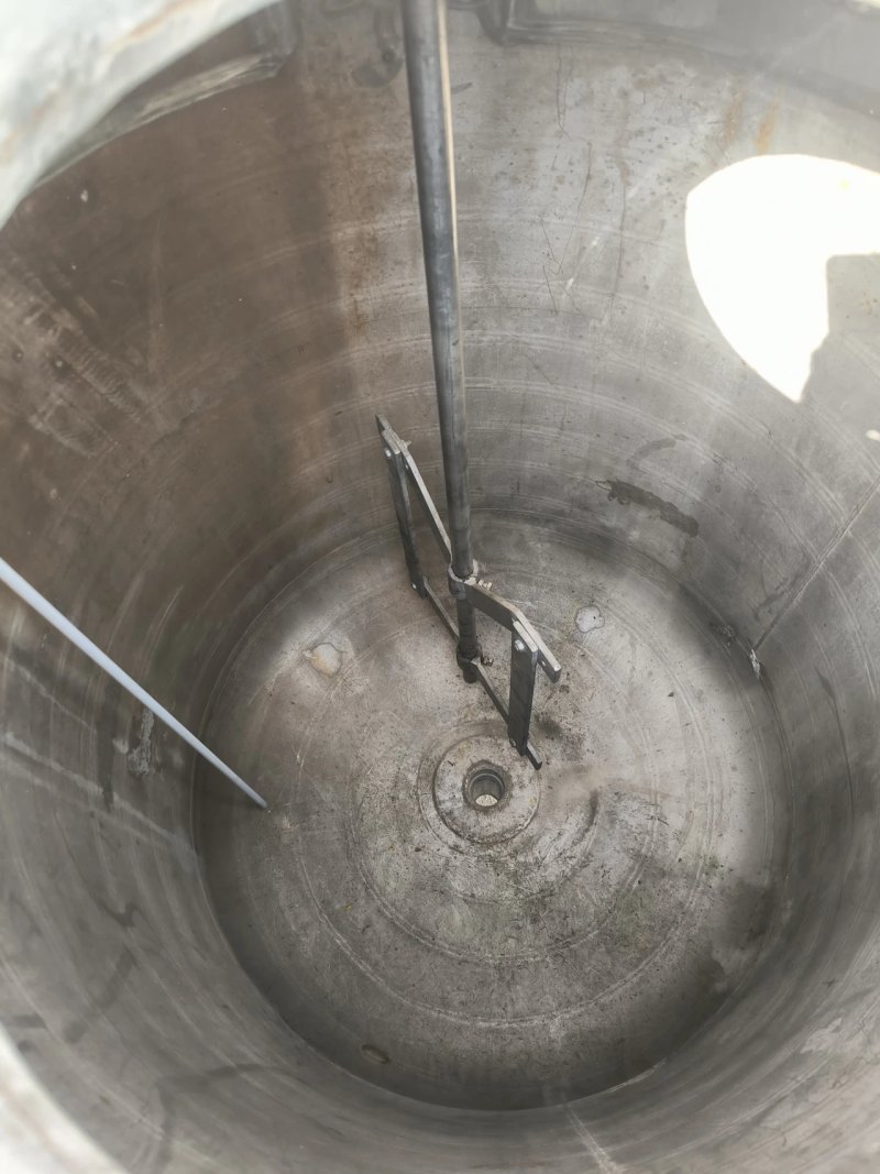 USED 900-LITRE STAINLESS STEEL REACTOR WITH HALF-PIPE JACKET