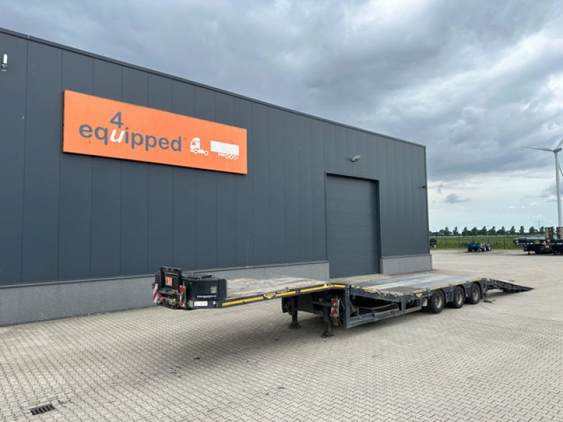 Broshuis 3ABSD Lowloader 3-axle / GVW: 59.000kg / Neck: 23.000kg / hydraulic steering + ramps + loading table / 4.60m extendable / winch / liftaxle