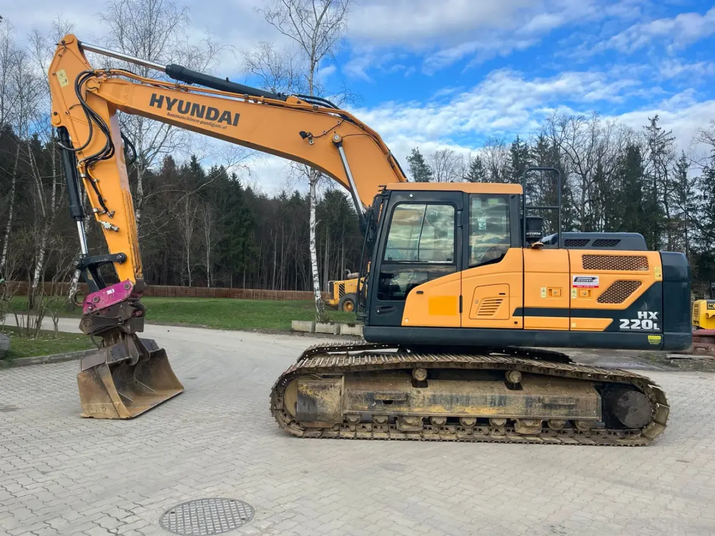 Hyundai - HX 220 L - 1