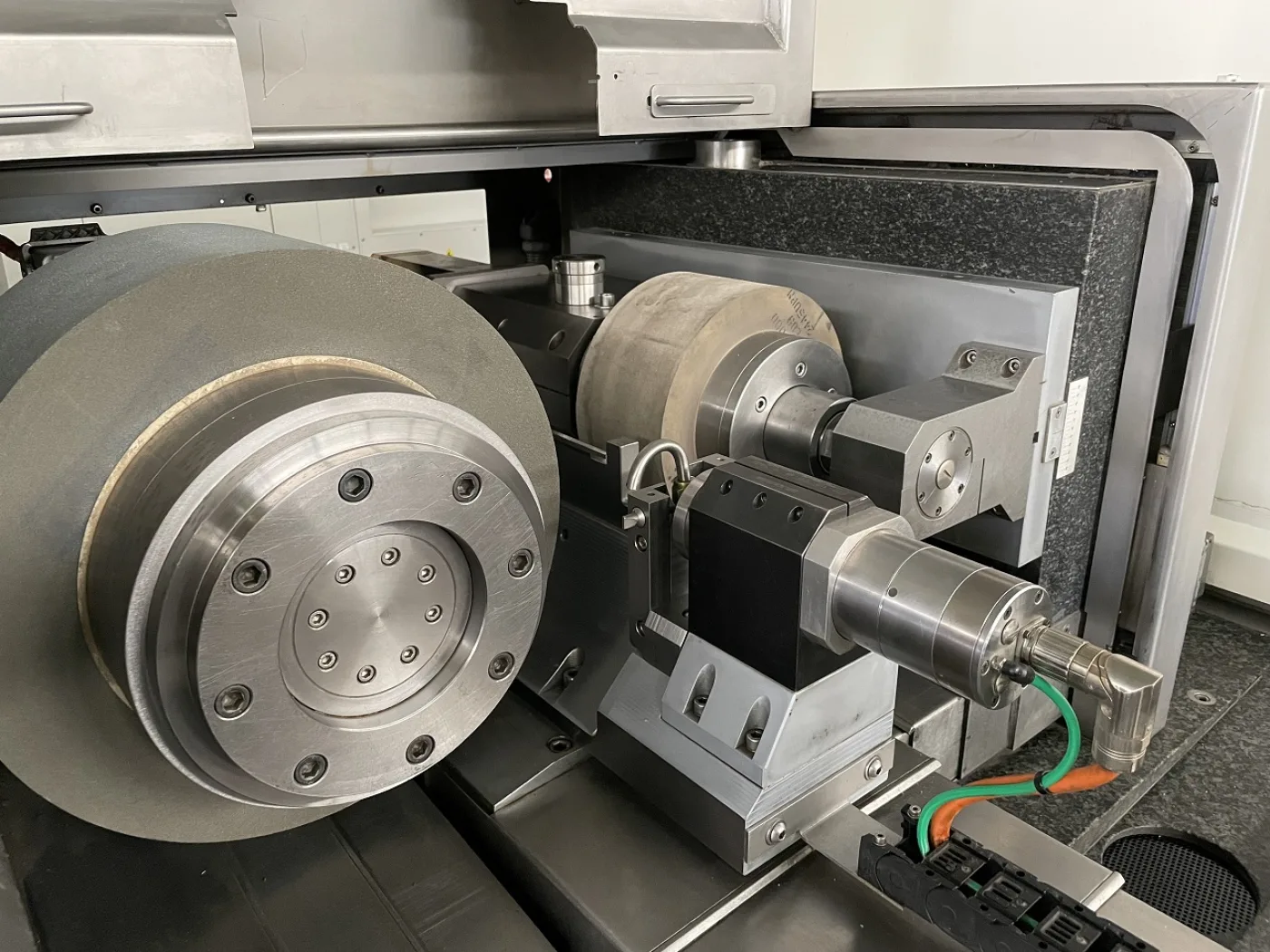 RECTIFIEUSE CENTERLESS “TSCHUDIN” ECOLINE 400 CNC contrôle Fanuc 21i-MB unité de dressage Dr. Kaiser, Révision par Tschudin Suisse en 2017 Year 2006 - 8