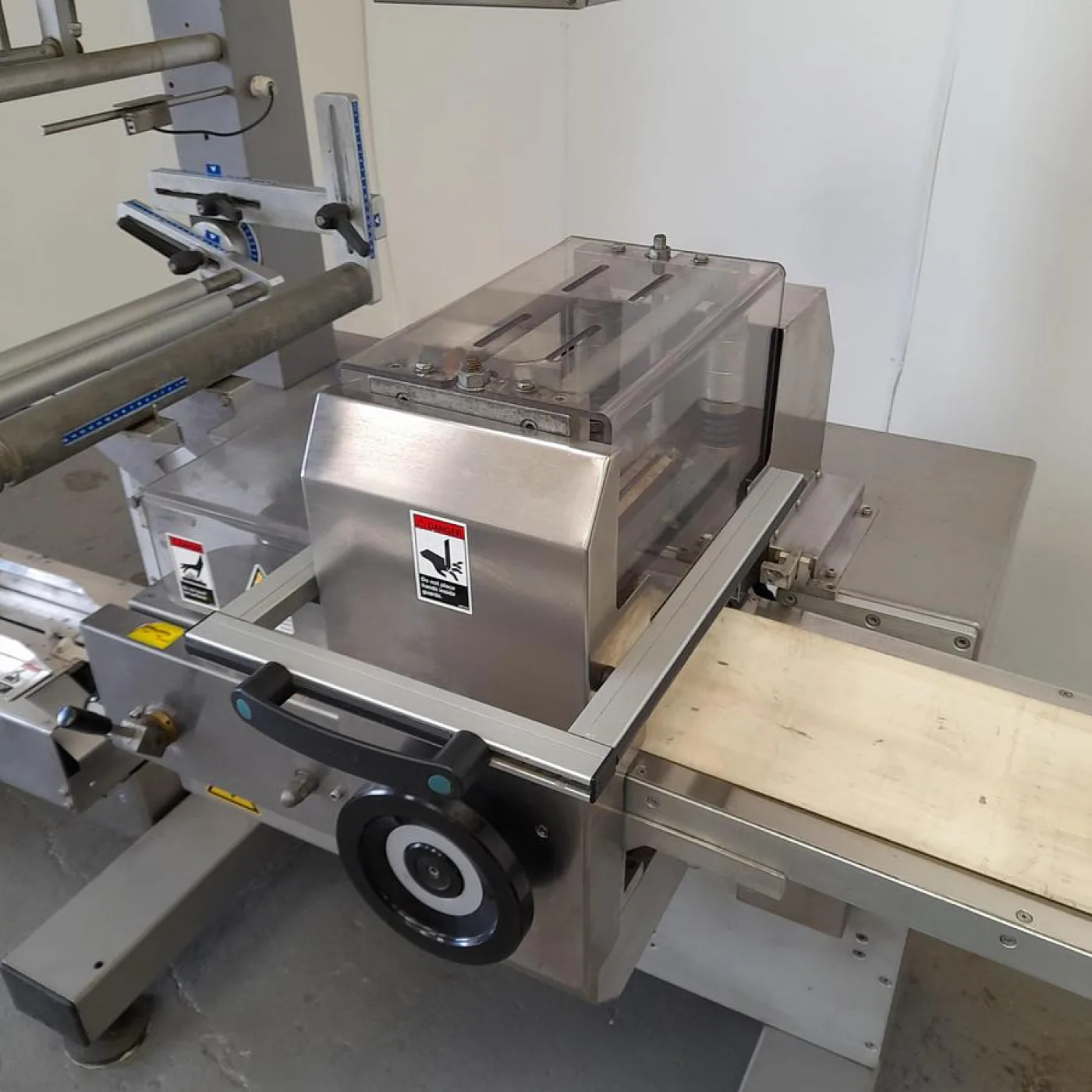 Delfin Flowpack with Conveyor - 6