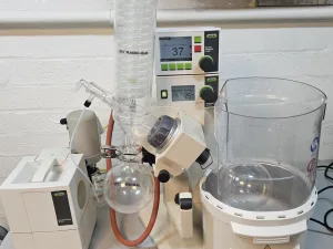Buchi R-215 Rotavap v-850 Vacuumcontroller B-491 water/oliebad v-700 vacuumpomp spatscherm en veilgheidsgecoat glas
