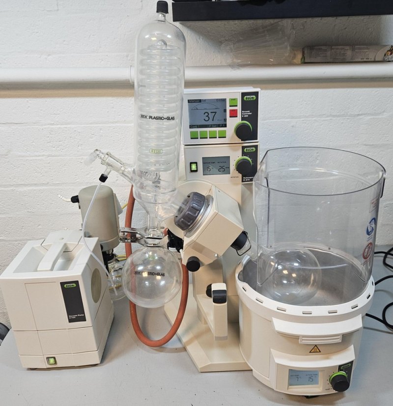 Buchi R-215 Rotavap v-850 Vacuumcontroller B-491 water/oliebad v-700 vacuumpomp spatscherm en veilgheidsgecoat glas