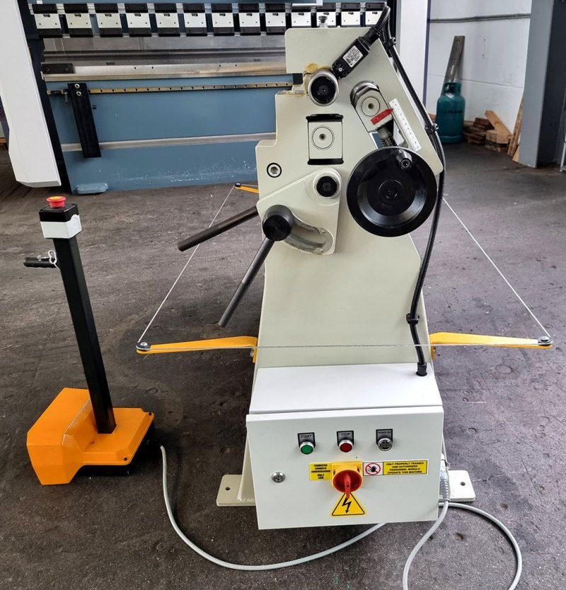 Motorische 3-Walzen Blechrundbiegemaschine RM 1050 x 90