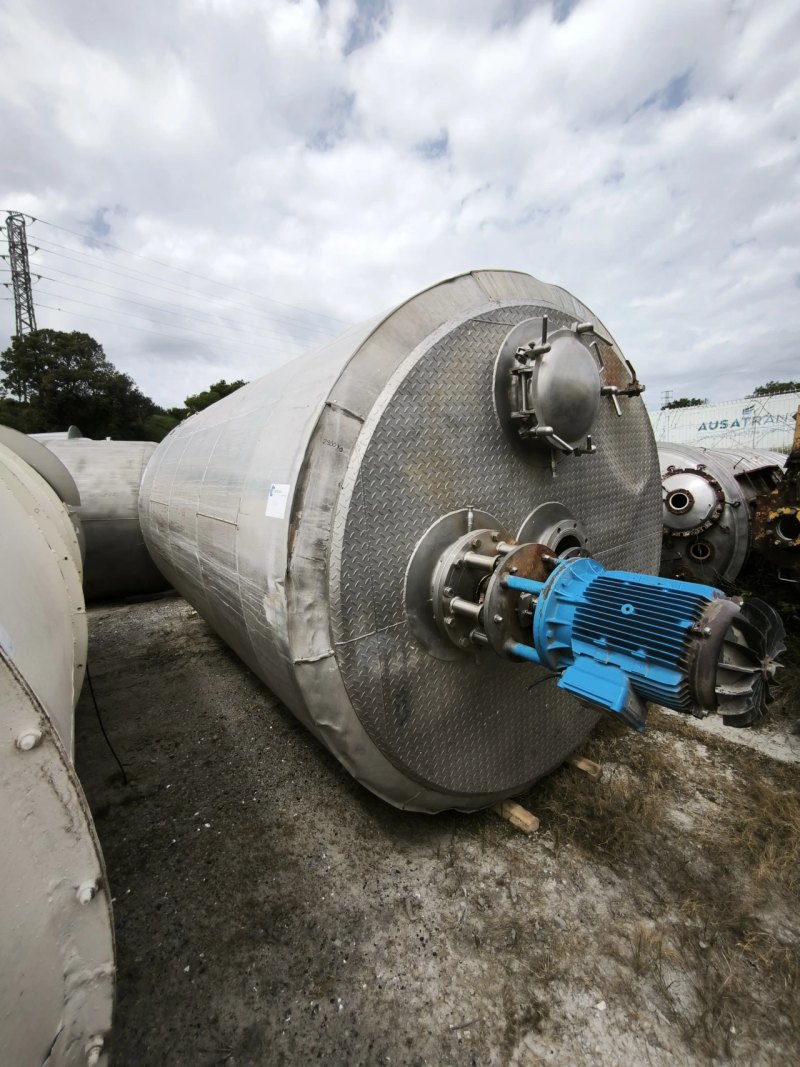 INSULATED STAINLESS STEEL REACTOR 10,800 LITERS WITH AGITATION AND LOAD CELLS
