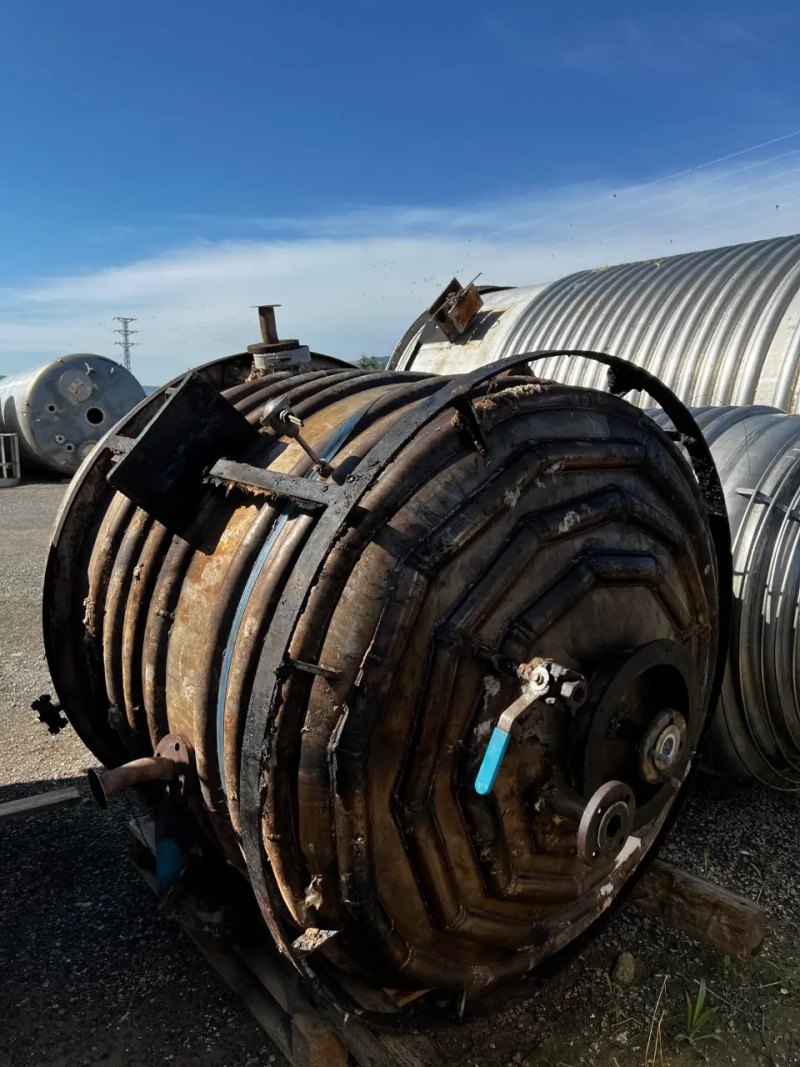 USED STAINLESS STEEL REACTOR 316 2200 LITERS WITH AGITATION AND HALF ROD