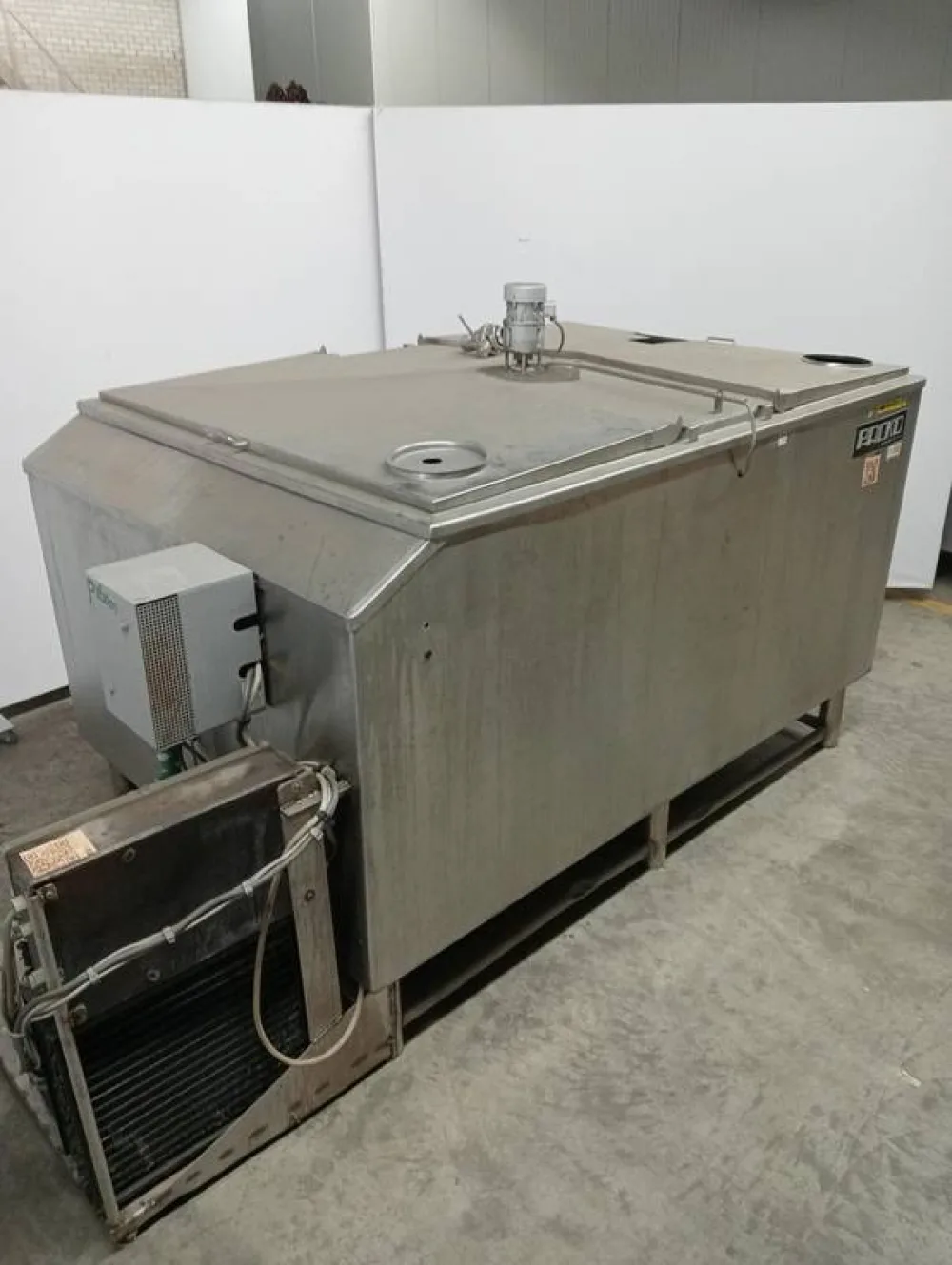 Blood tank with stirring mechanism