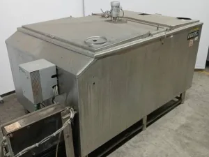 Blood tank with stirring mechanism