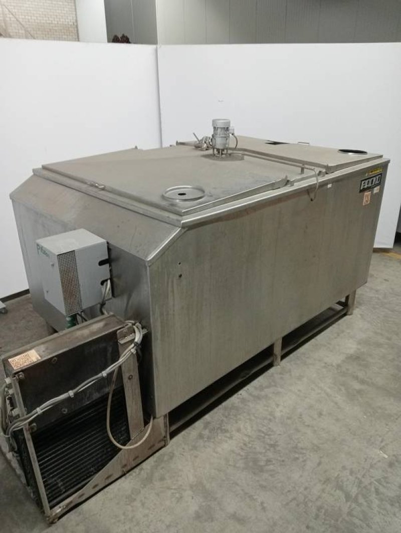 Blood tank with stirring mechanism