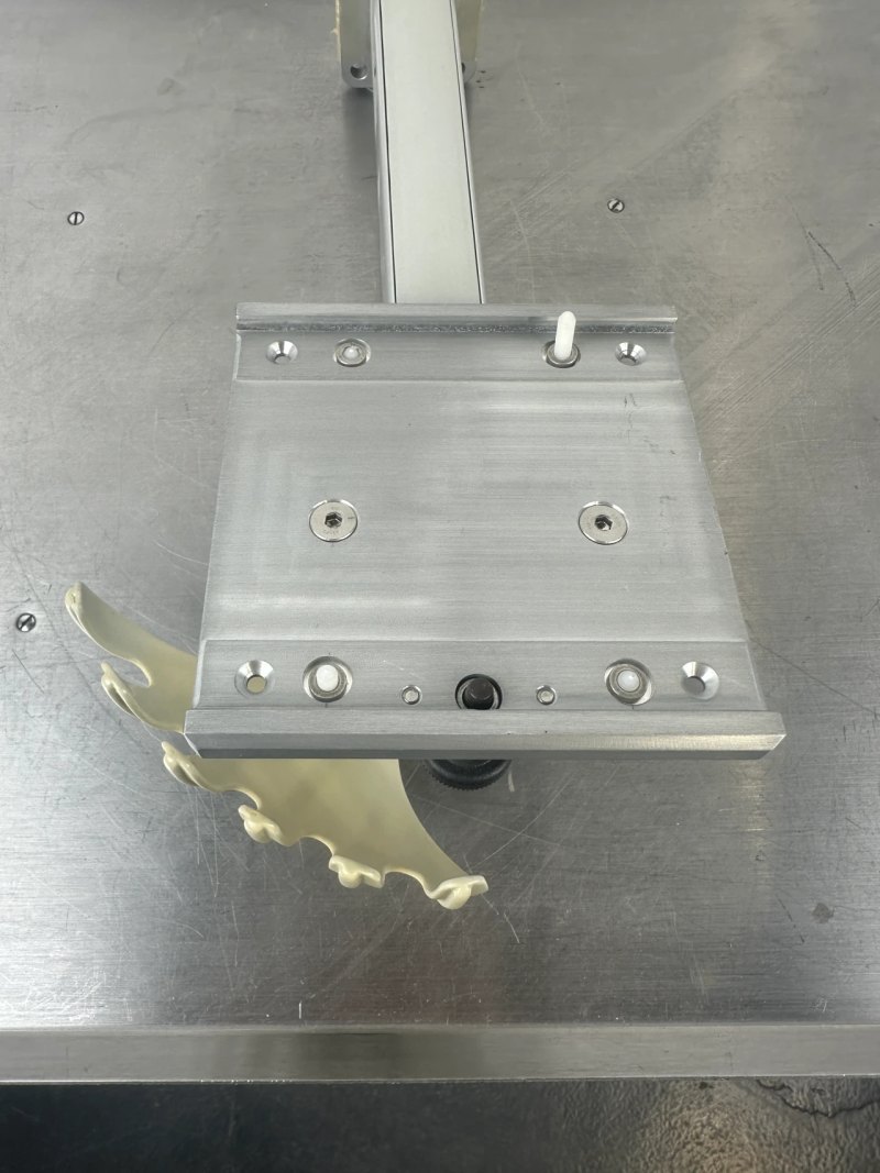 Medizinischer Monitorhalter f. Dräger mit Geräteaufnahme und Kabelhalter