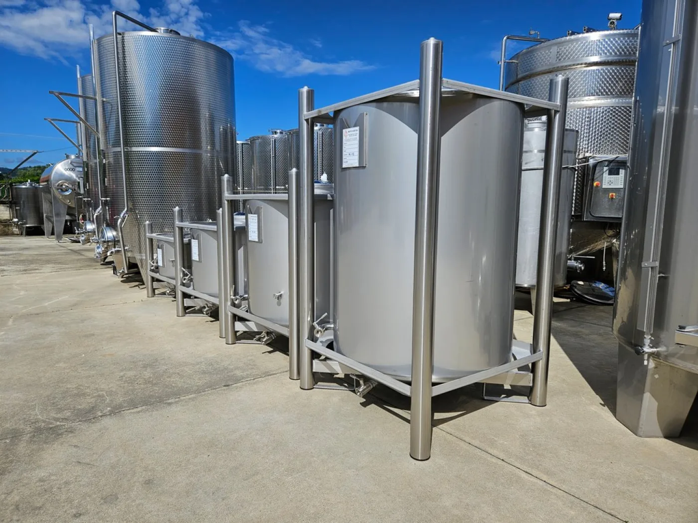 FORK-LIFTABLE/STACKABLE TANKS CAPACITY LITERS 500/700/1.000/1.500 IN STAINLESS STEEL AISI 304, NEW EQUIPMENTS - 3