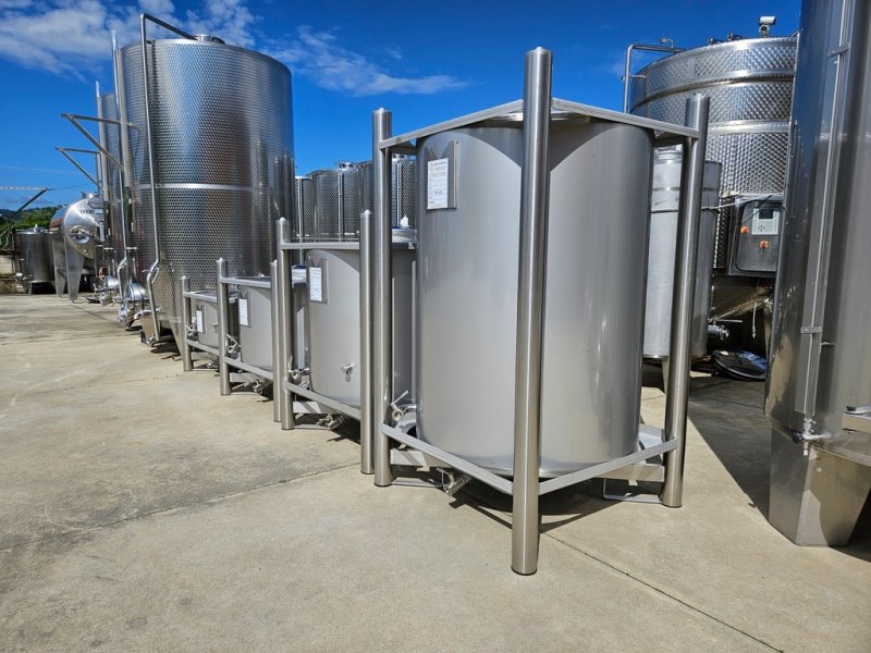 FORK-LIFTABLE/STACKABLE TANKS CAPACITY LITERS 500/700/1.000/1.500 IN STAINLESS STEEL AISI 304, NEW EQUIPMENTS