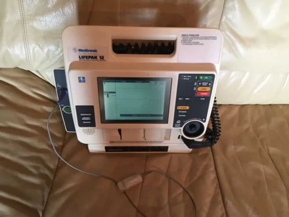 Physio Control Lifepak 12 Defibrillator (1)