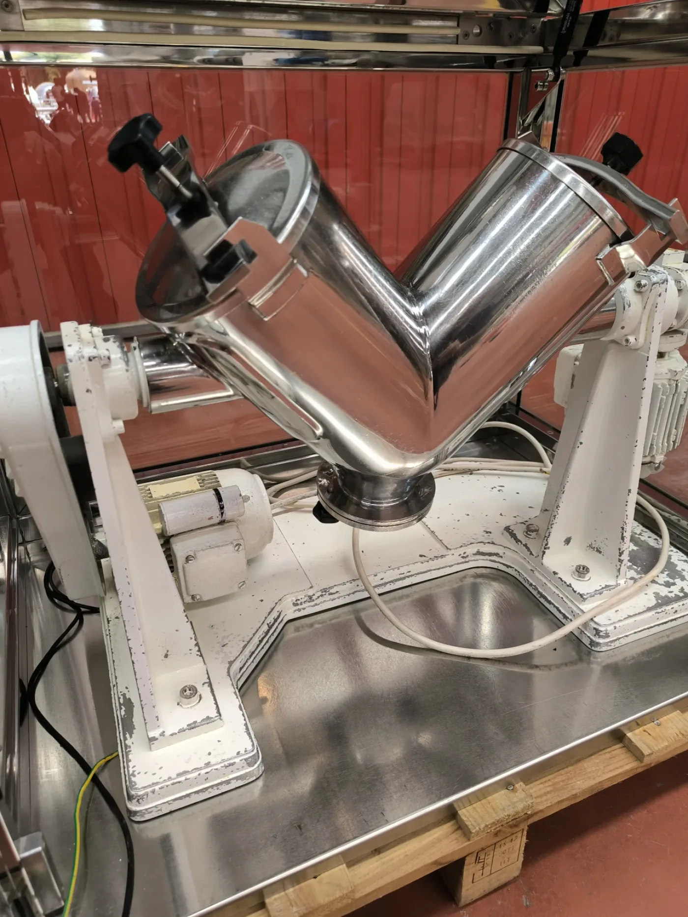 V-MIXER LLEAL BL-8-CA 8 LITRE STAINLESS STEEL MIXER WITH INTENSIFIER BAR AND CONTAINMENT CABINET - 4