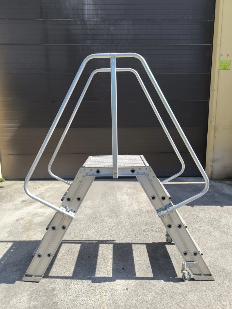 MOBILE LADDER