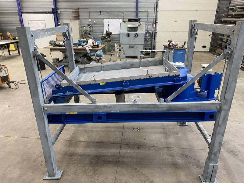 Vibrating screen