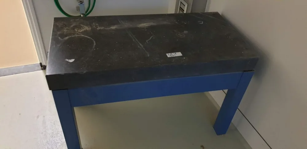 901-Used laboratory weighing table, granite top