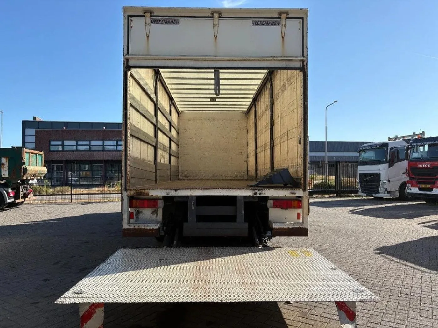 Scania P230 + 3 PEDALS + 19t + LOADLIFT 1500 KG - 7