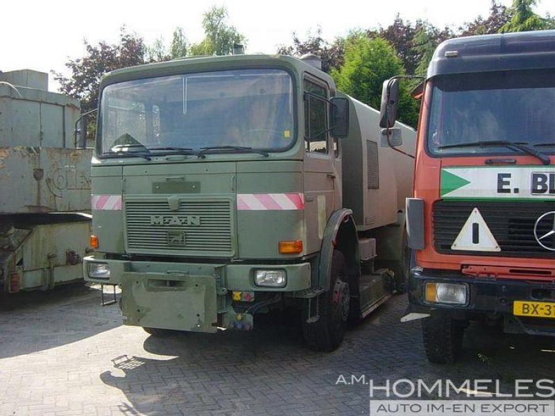 Bucher Stran B2