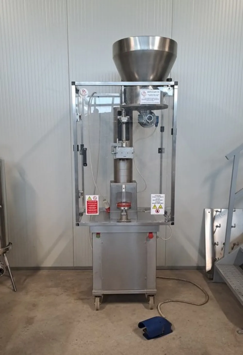 SEMIAUTOMATIC CORKING MACHINE ENOLMECCANICA FOR NATURAL CORK, SECOND-HAND MACHINE