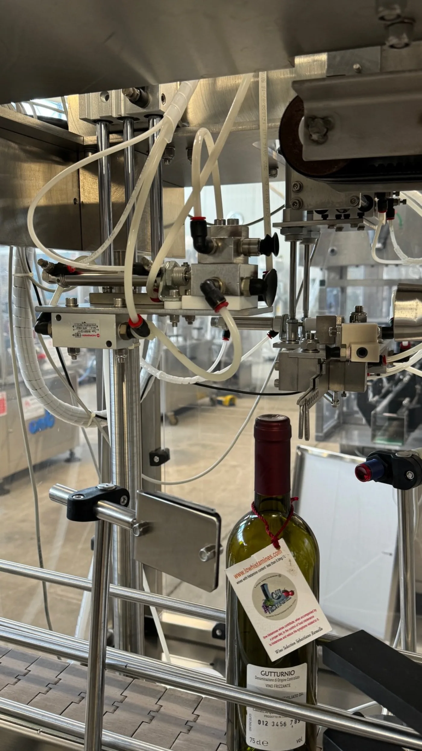 AUTOMATIC MACHINE FOR APPLYING PENDANTS/TAGS ON BOTTLES OF VARIOUS KINDS, PRIMEC BRAND, YEAR 2017, SECOND-HAND MACHINE - 8