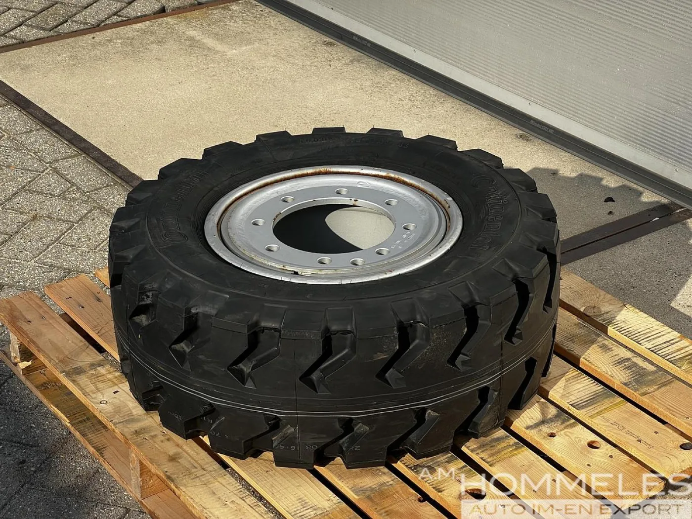 Wheel 315/70R15 (300-15) 22PR - 1