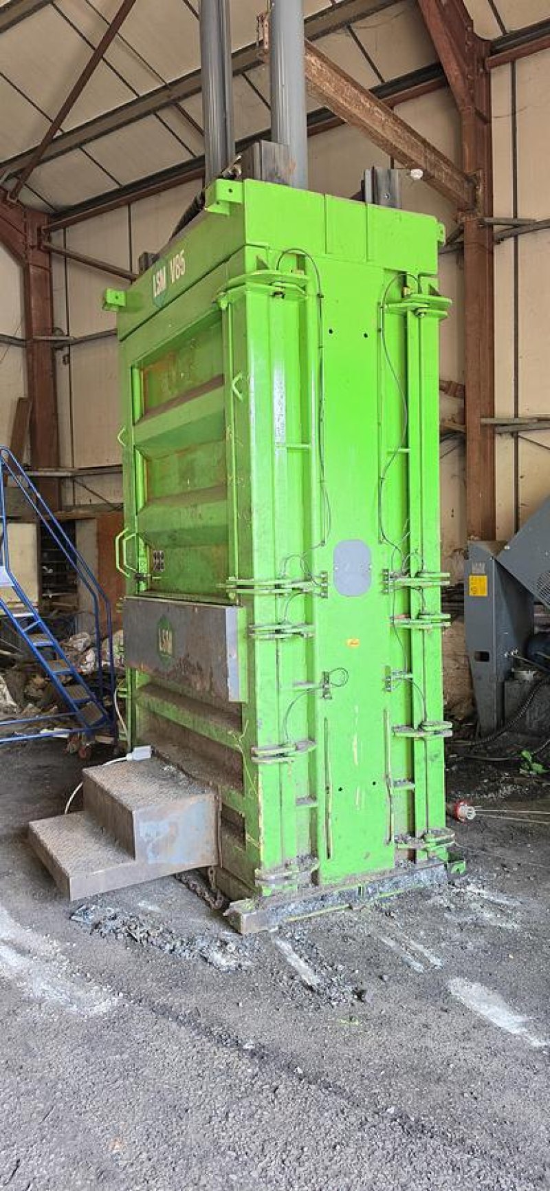 LSM V85 Tyre Baler