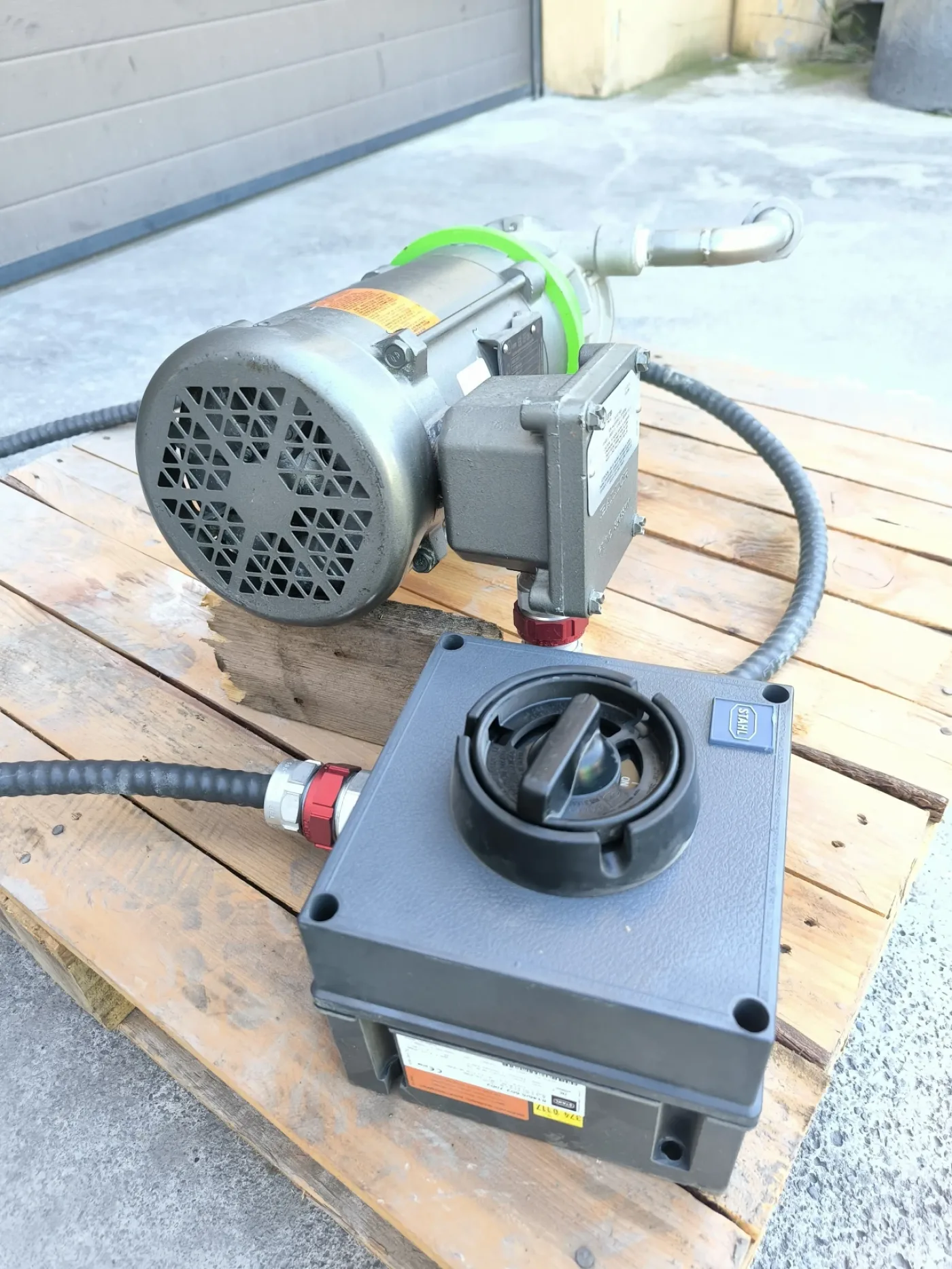 CENTRIFUGAL PUMP EASTERN CENTRICHEM ECC1-AAPEDNSS WITH BALDOR MOTOR 0.37 kW - 5