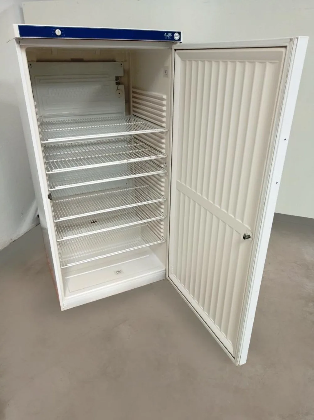ARMADIO TERMOSTATICO – LIEBHERR – MOD. AQUA LYTIC
