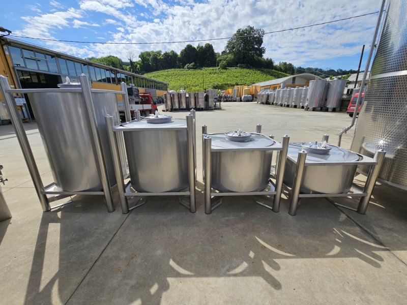 FORK-LIFTABLE/STACKABLE TANKS CAPACITY LITERS 500/700/1.000/1.500 IN STAINLESS STEEL AISI 304, NEW EQUIPMENTS