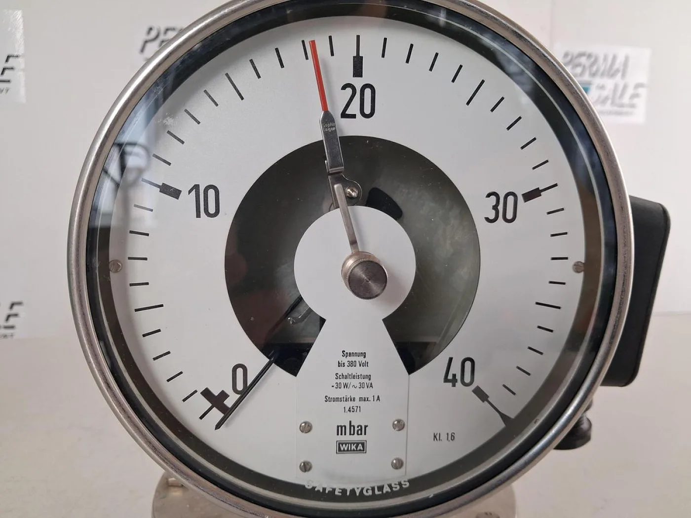 WIKA NG160 Pressure Gauge 0–40 mbar with Alarm Contacts - 3