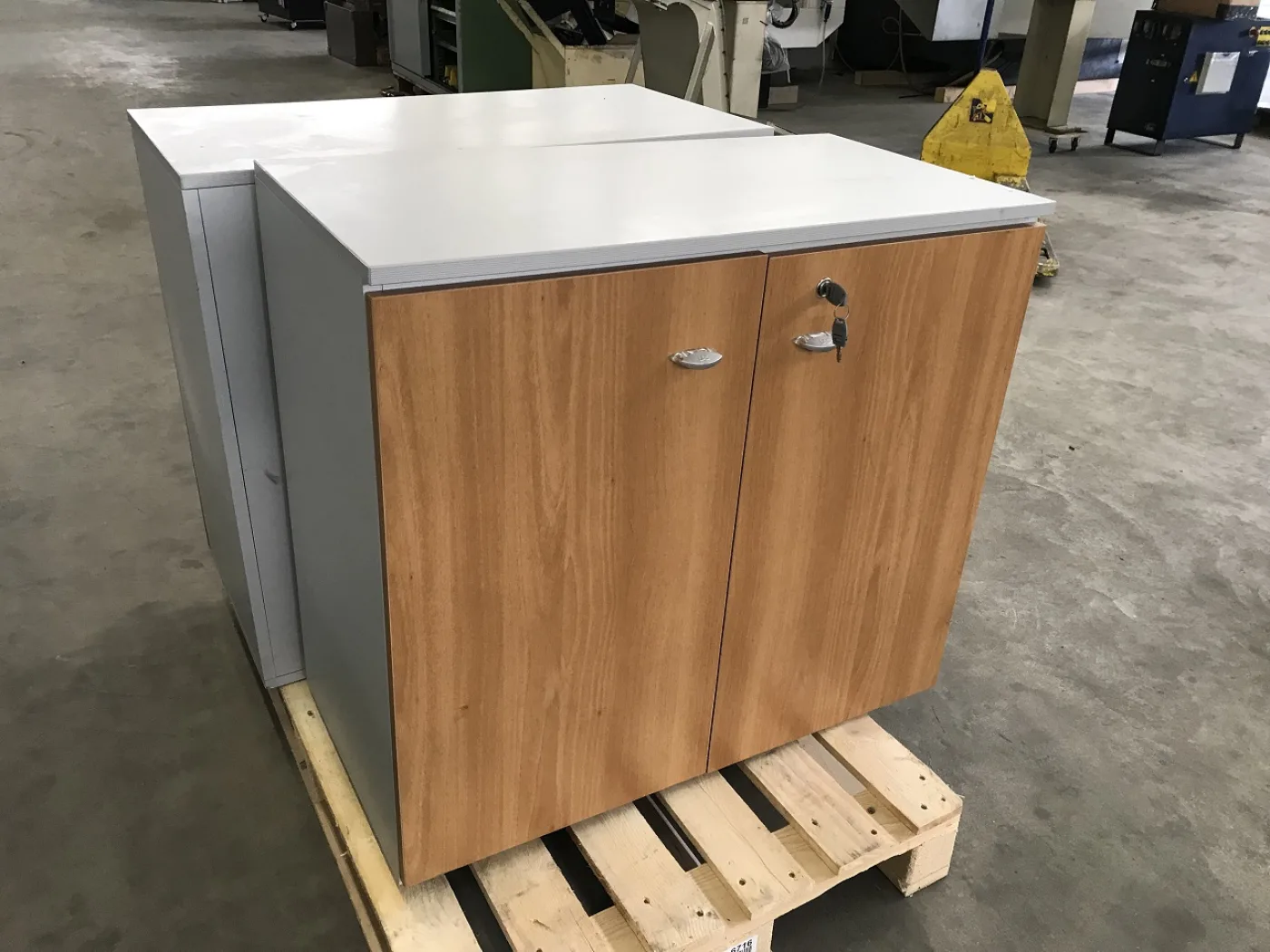 ARMOIRE EN BOIS A 2 BATTANTS "" - 1