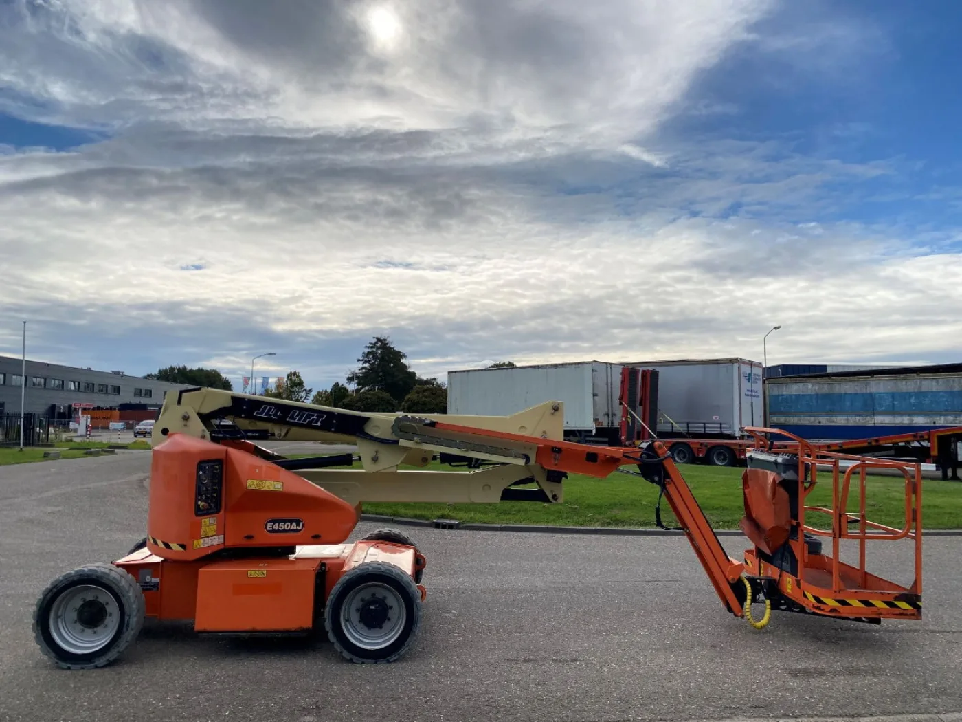 JLG E450AJ - 2