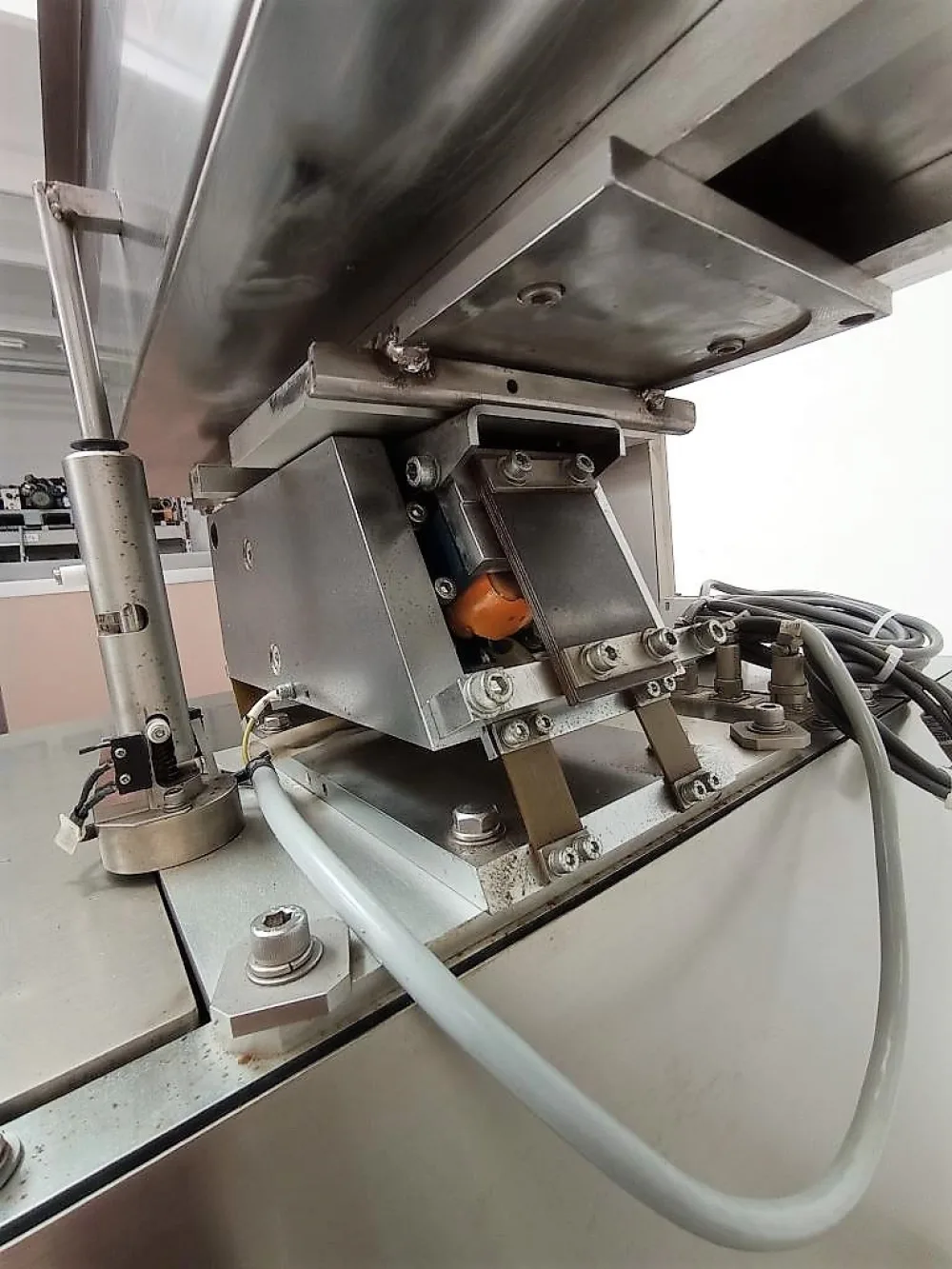 ALIMENTATORE VIBRANTE CON ELEVATORE – MURATA SEIKO – MOD. NCH5F