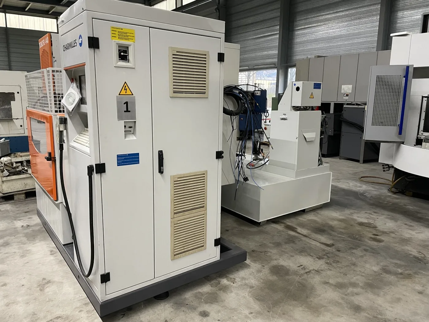 MACHINE A ETINCELER A FIL”CHARMILLES” ROBOFIL 440 - 6