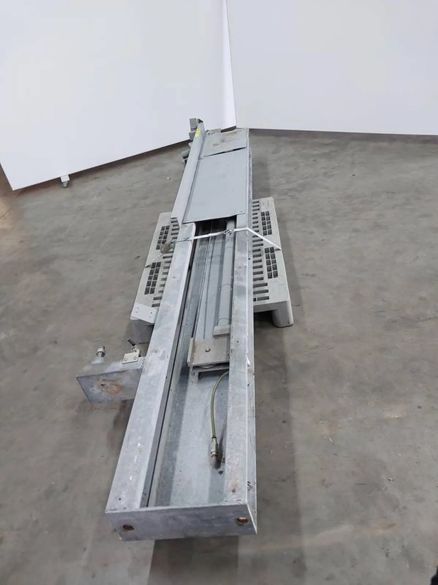 Hook lift for tube rail - 1