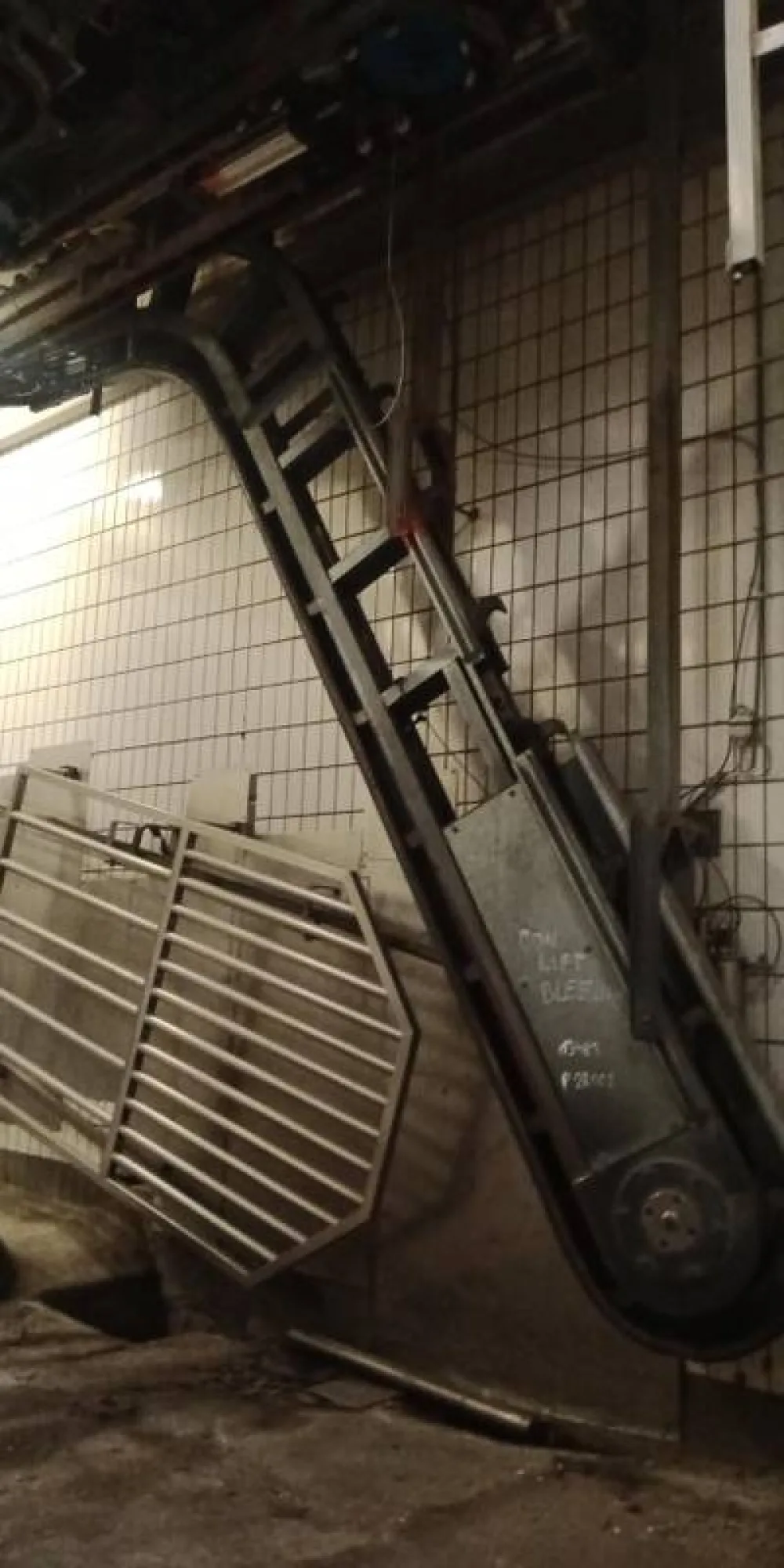 Conveyor lift bleeding
