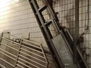 Conveyor lift bleeding