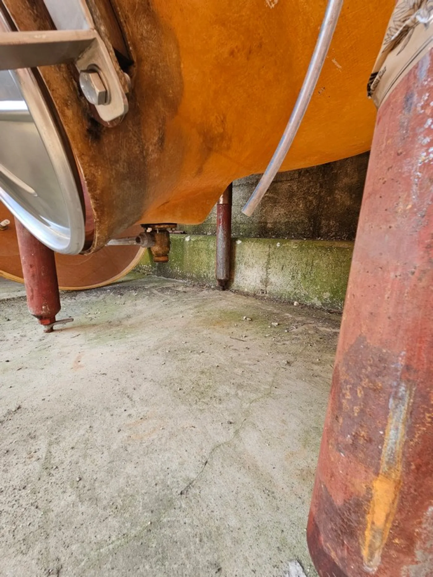FIBERGLASS TANK VARIABLE CAPACITY FIRM GIMAR, CAPACITY HL 50 (LITERS 5000) ABOUT, ON LEGS, BOTTOM TO DRAIN OFF, SECOND-HAND EQUIPMENT - 4