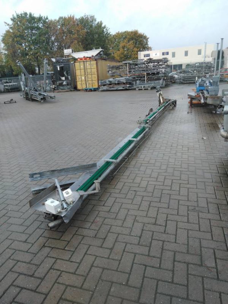 Conveyer empty hooks