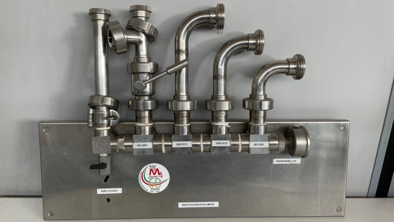 DOUBLE STAGE NITROGEN GAS DISTRIBUTION UNIT COMPLETE WITH MANIFOLD FOR CONNECTION TO THE TANKS, SECOND-HAND EQUIPMENT