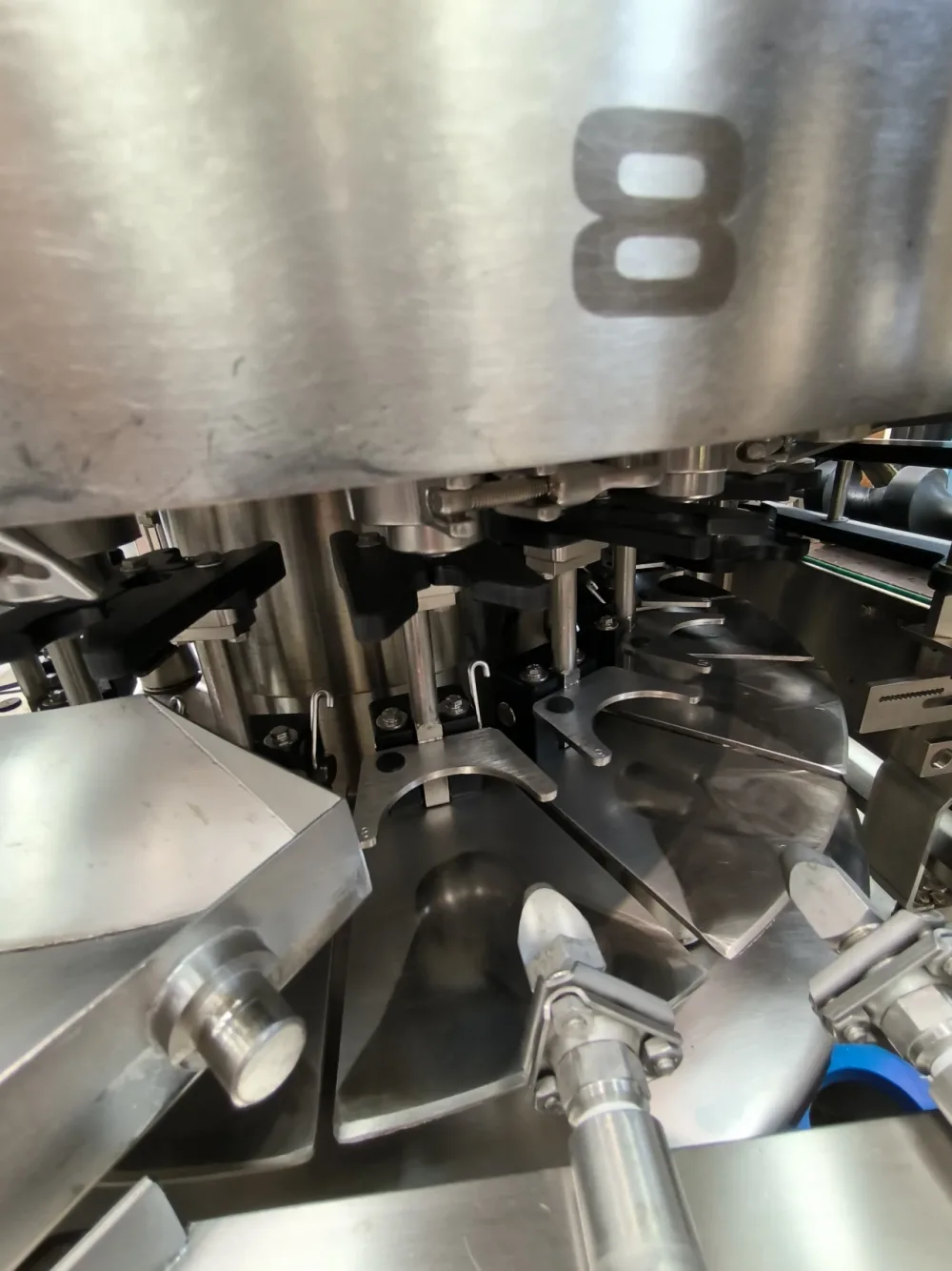 LIQUID FILLER CAPPER SERAC R16E8/720 WITH VIBRATORY BOWL ADV DI10