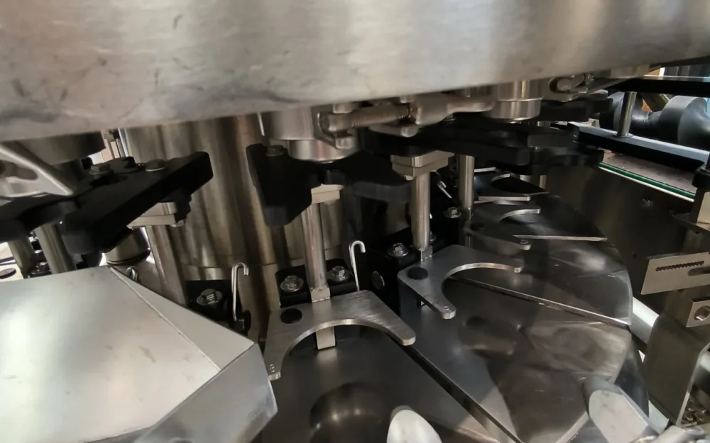 LIQUID FILLER CAPPER SERAC R16E8/720 WITH VIBRATORY BOWL ADV DI10
