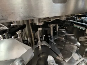 LIQUID FILLER CAPPER SERAC R16E8/720 WITH VIBRATORY BOWL ADV DI10
