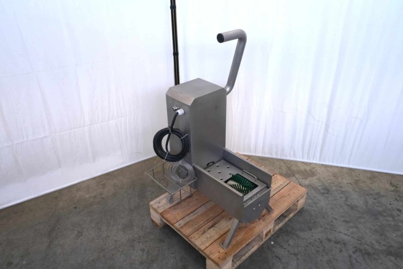 Sole cleaning machine