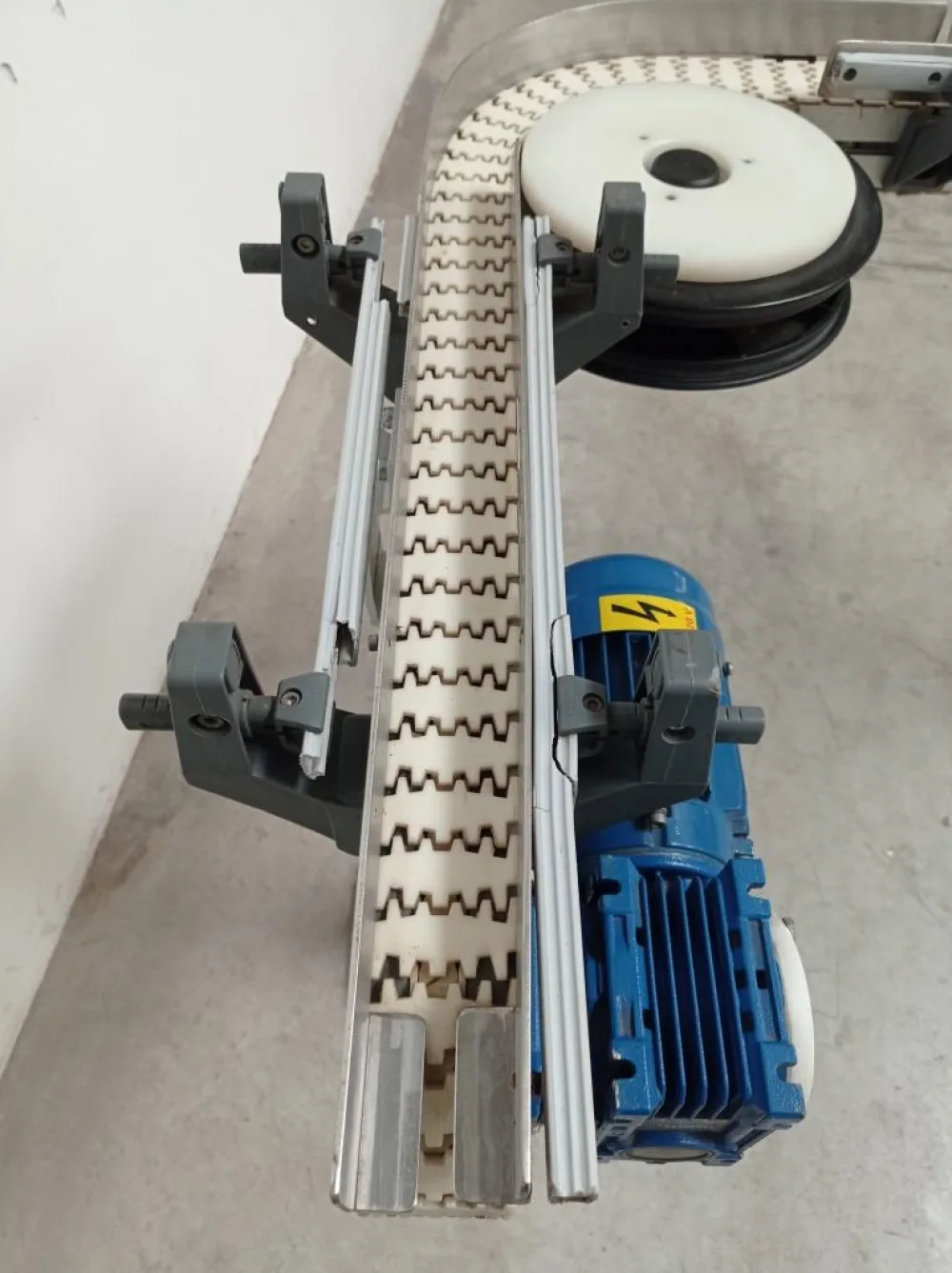 NASTRO TRASPORTATORE A TAPPARELLE CURVO MOTORIZZATO – FLEXLINK