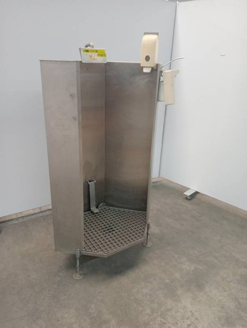 Apron wash cabinet