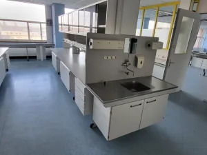 2029 - Used S+B island laboratory table (515 cm)